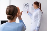 كيف يرى مريض القرنية المخروطية؟ محاكاة وشرح طبي كيف يرى مريض القرنية المخروطية؟ محاكاة وشرح طبي